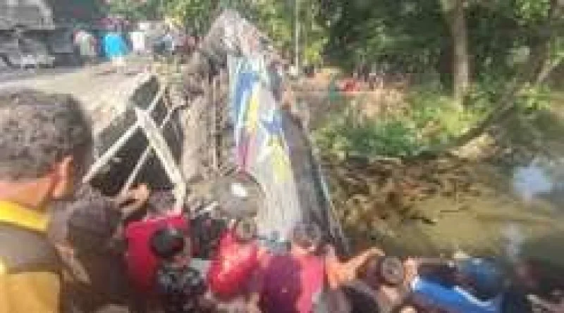 Bus Sugeng Rahayu Terjun ke Sungai di Nganjuk